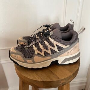 Salomon ACS + OG Unisex Sportstyle in Falcon / Shortbread / Hazelnut in sz M7/W8